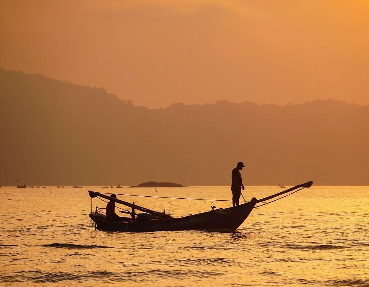 Um guia de pesca preparando equipamentos junto à janela